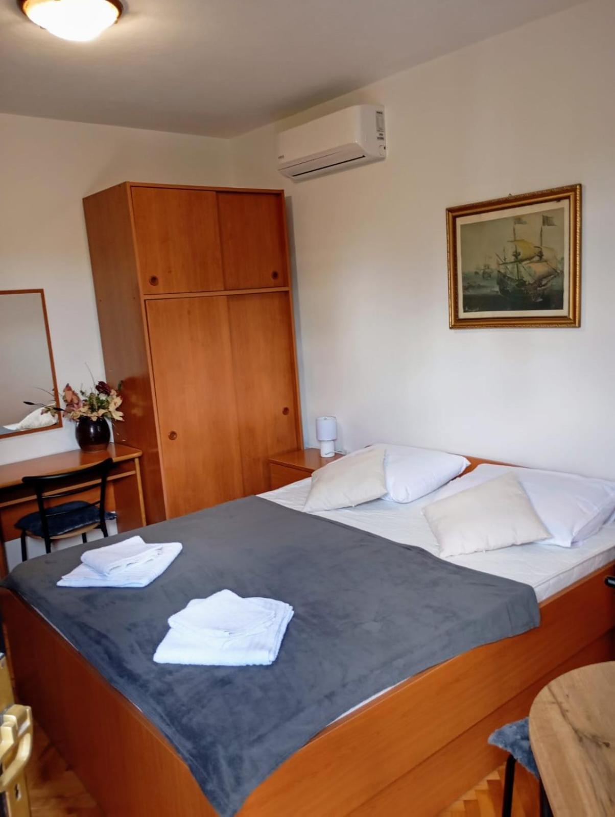 Rooms Helena Krk Town Esterno foto
