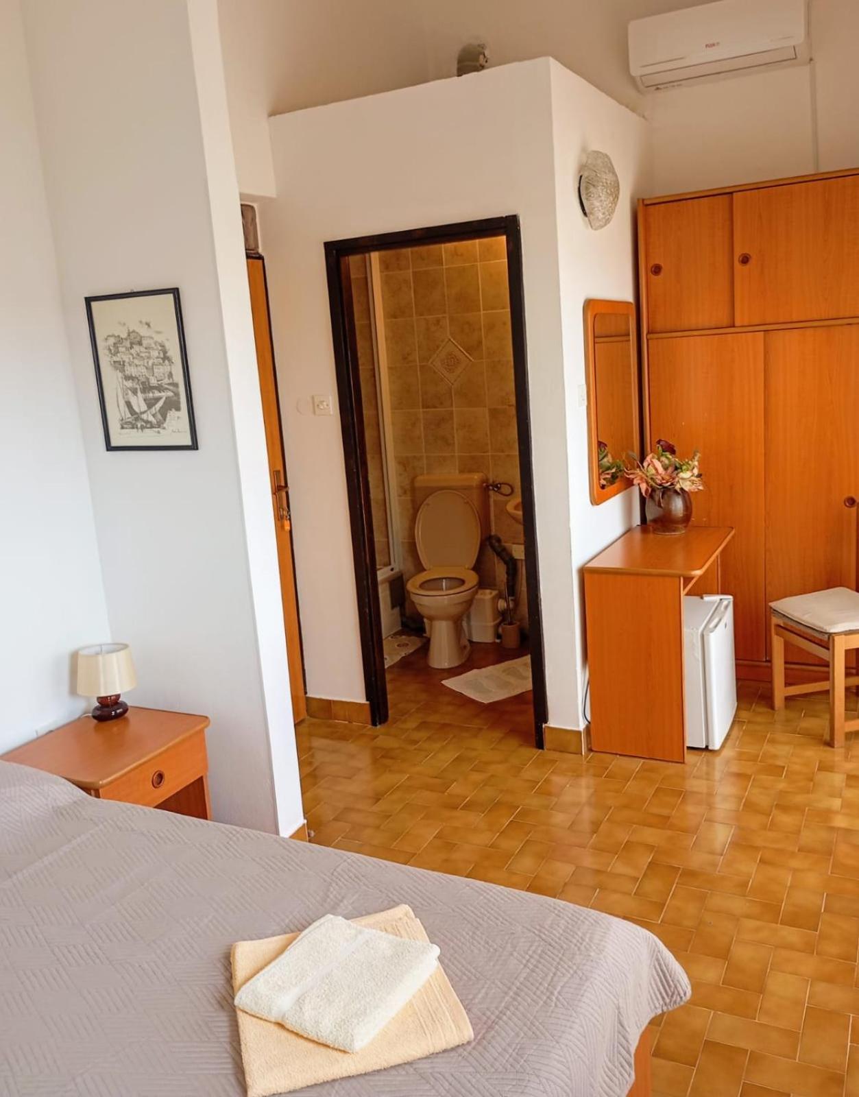 Rooms Helena Krk Town Esterno foto