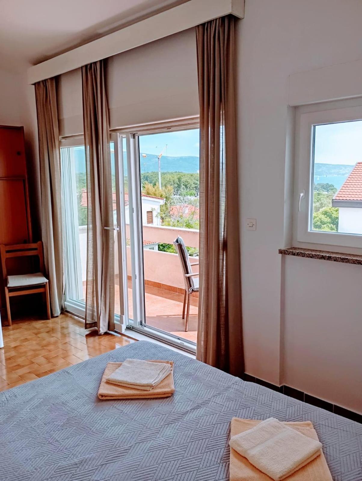 Rooms Helena Krk Town Esterno foto
