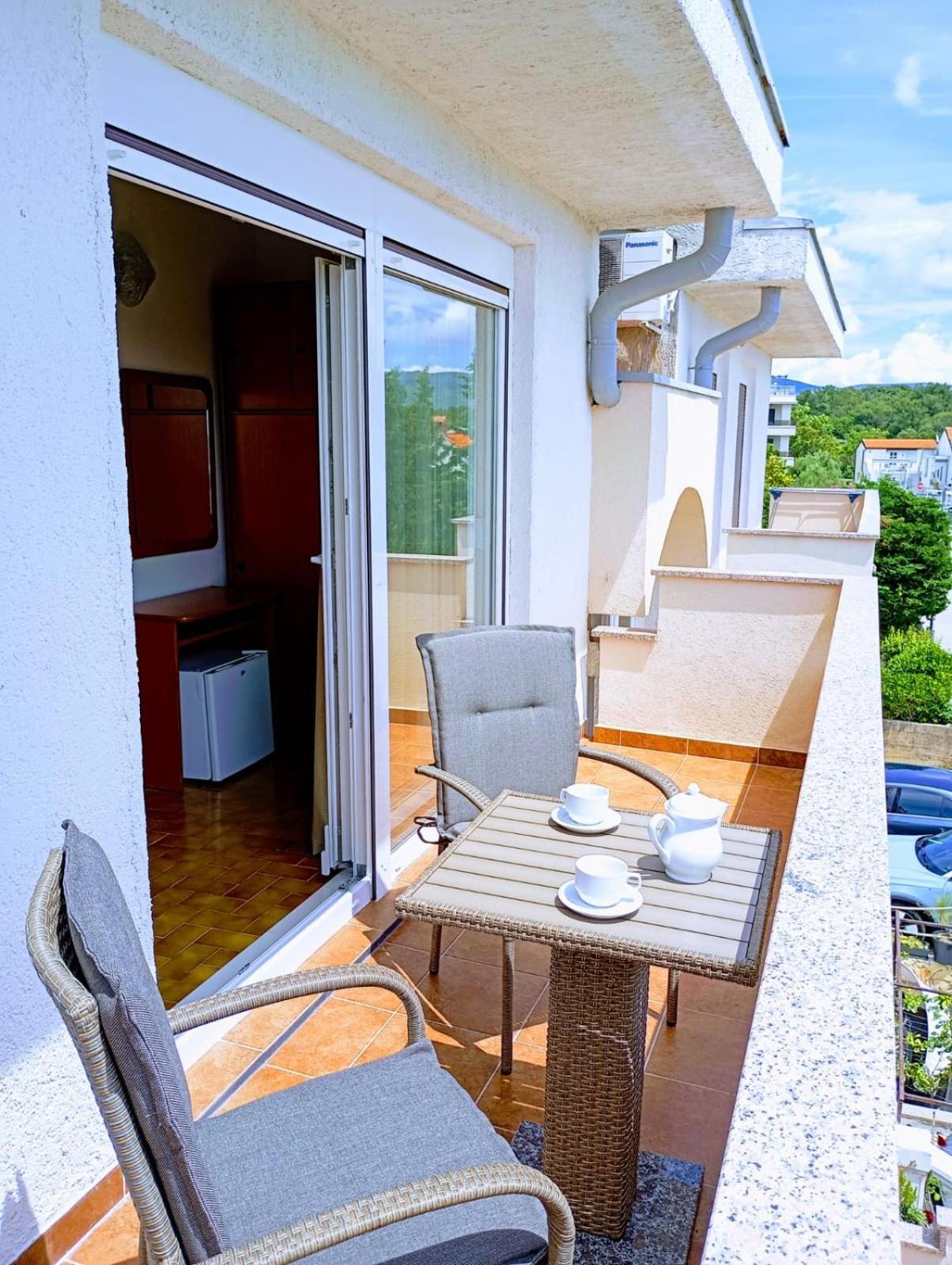 Rooms Helena Krk Town Esterno foto