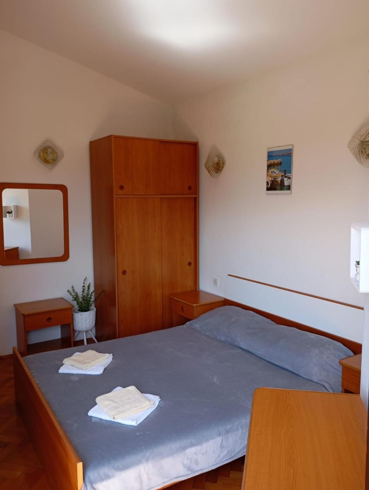 Rooms Helena Krk Town Esterno foto